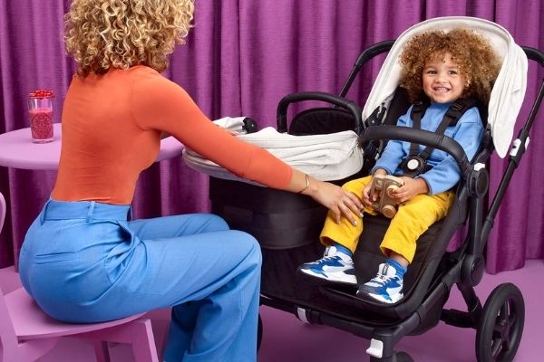 comodidad para el bebe gracias a la posicion elevada en el carrito doble de bugaboo 